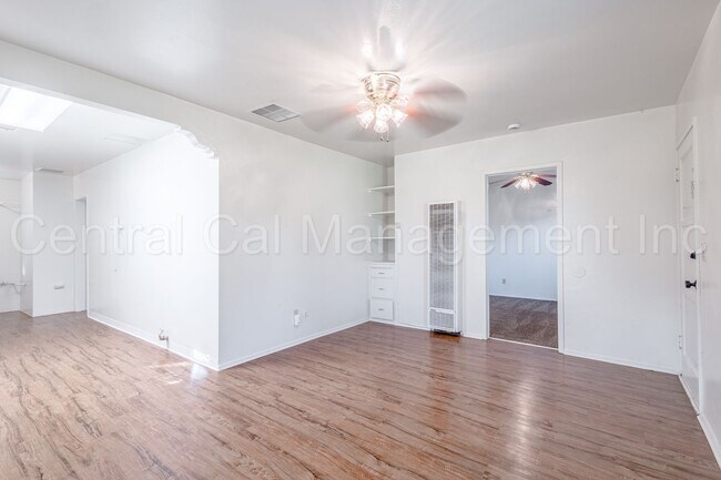 Building Photo - 347-351 E Marengo Ave