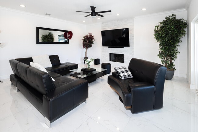 Building Photo - 41215 Carlotta Dr