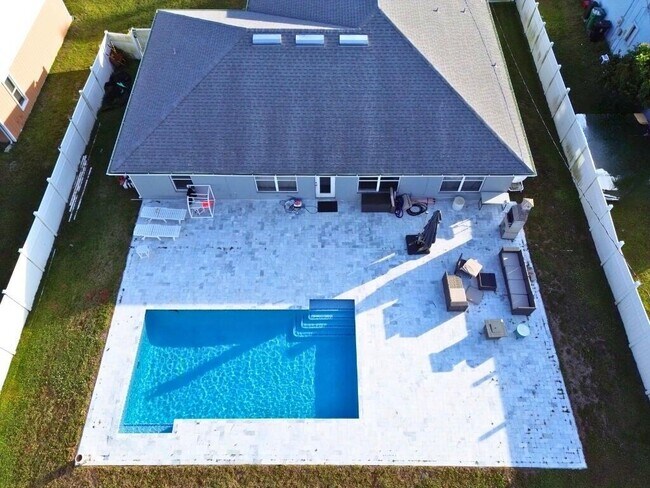 Building Photo - 517 NW Sherbrooke Ave