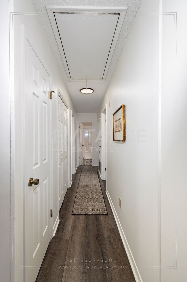 Building Photo - Stunning 3 Bed 2 Bath Brick Home with Huge Yard!