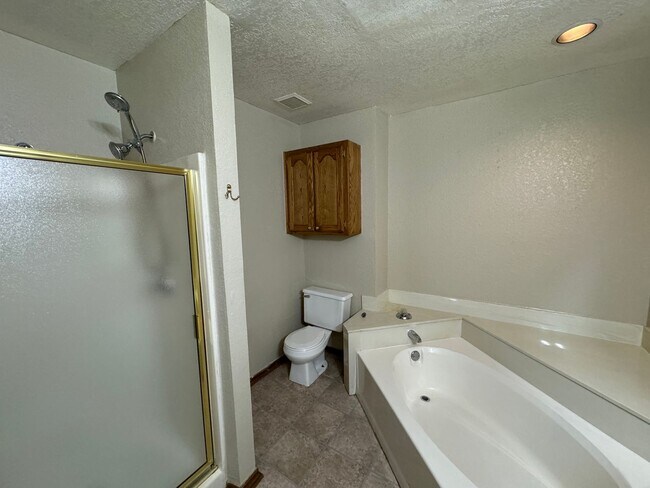 Building Photo - 4 bed in Moore Schools!