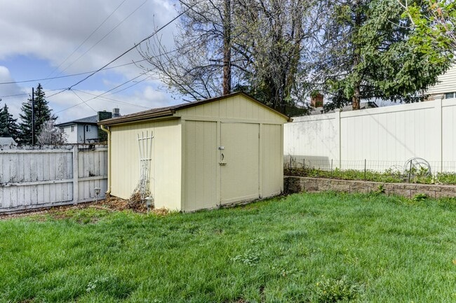 Building Photo - Great 4 Bedroom 3 Bath Home with 2 Car Garage and Covered Patio!