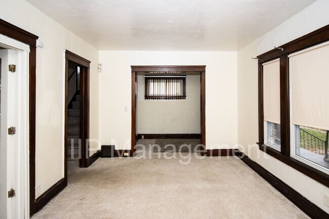 Building Photo - VOUCHERS ACCEPTED! LARGE 4 BEDROOM/2 BATHR...