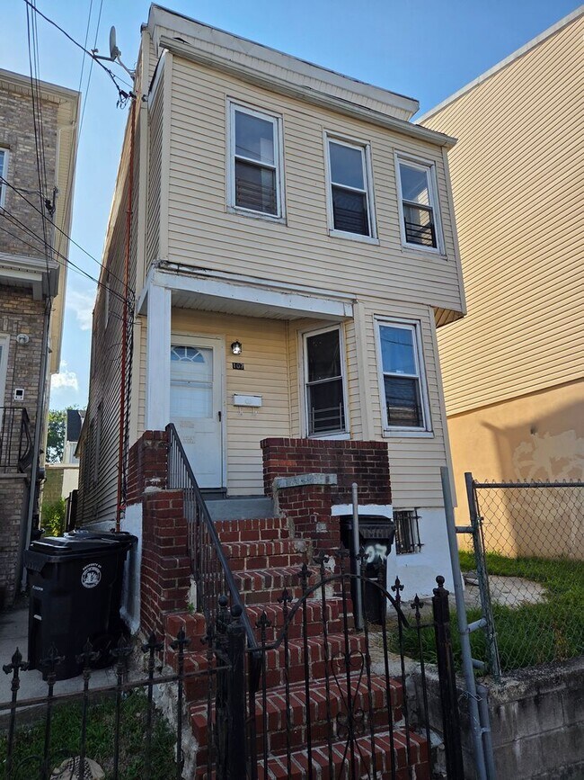 Building Photo - 107 Palm St
