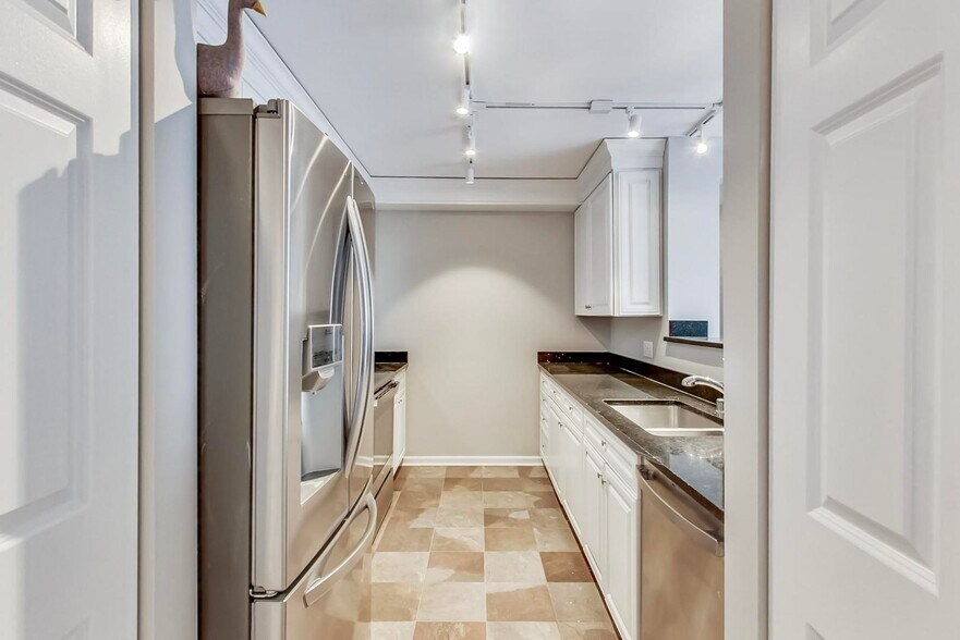 Building Photo - 345 N La Salle Dr