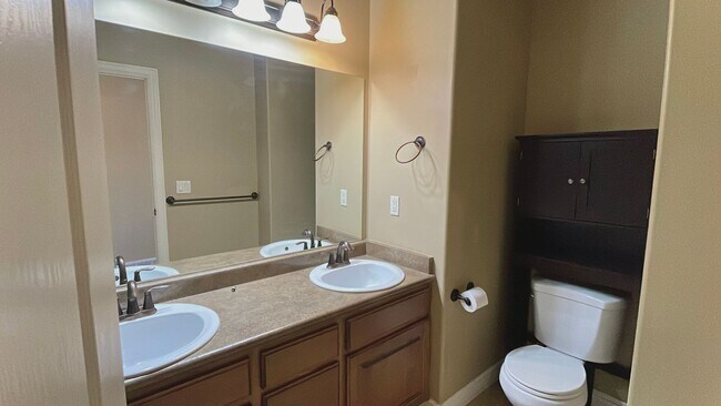 Building Photo - 6 Bedroom, 3.5 Bathroom Single Family Home in Layton Available June 1st!