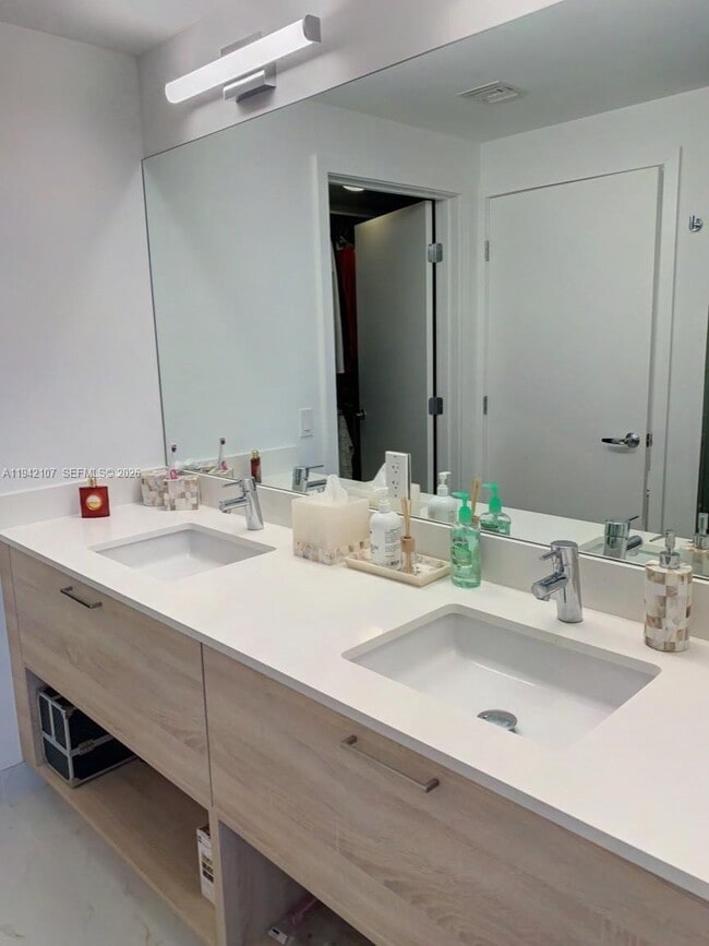 Building Photo - 16385 Biscayne Blvd