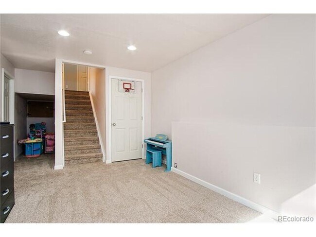 Building Photo - Beautiful single family home with 4 bed an...
