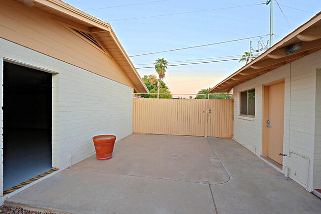 Building Photo - 6203 N 12th Pl