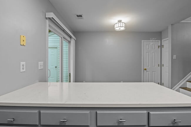 Building Photo - 10660 Holly Ridge Blvd