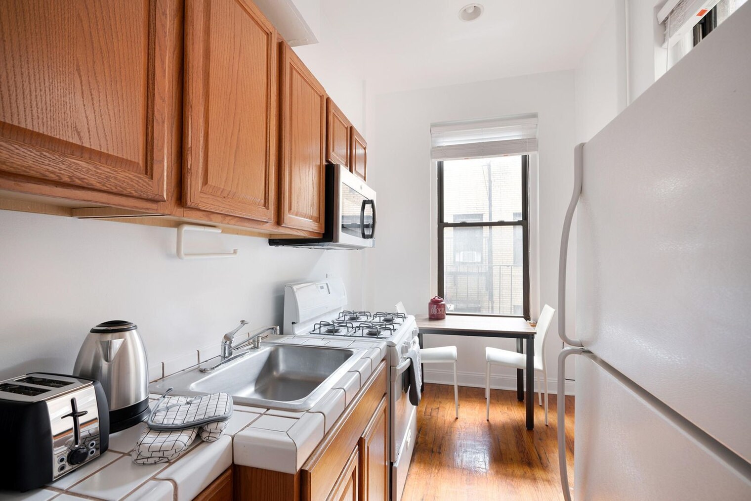 Building Photo - 210 W 17th St