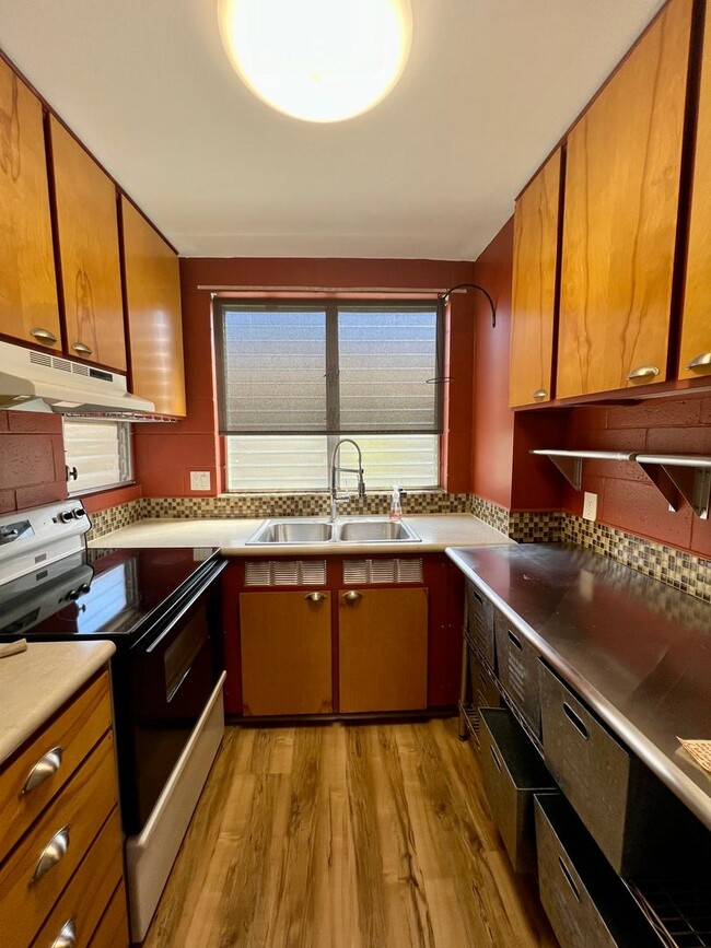 Building Photo - Charming 1/1/1 Ground Floor Unit with Lanai & Yard