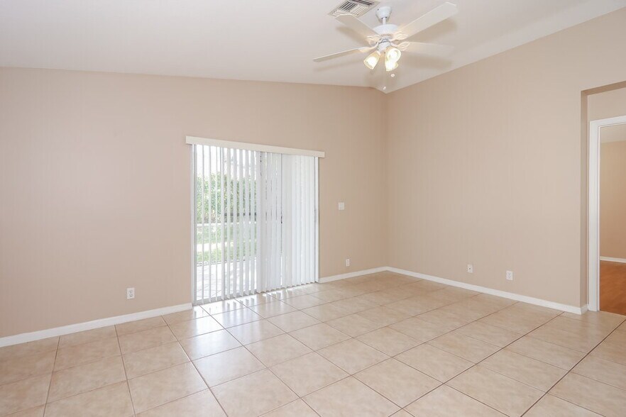 Building Photo - 4646 SW 12th Ct