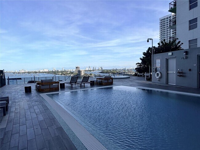 Building Photo - 488 NE 18th St