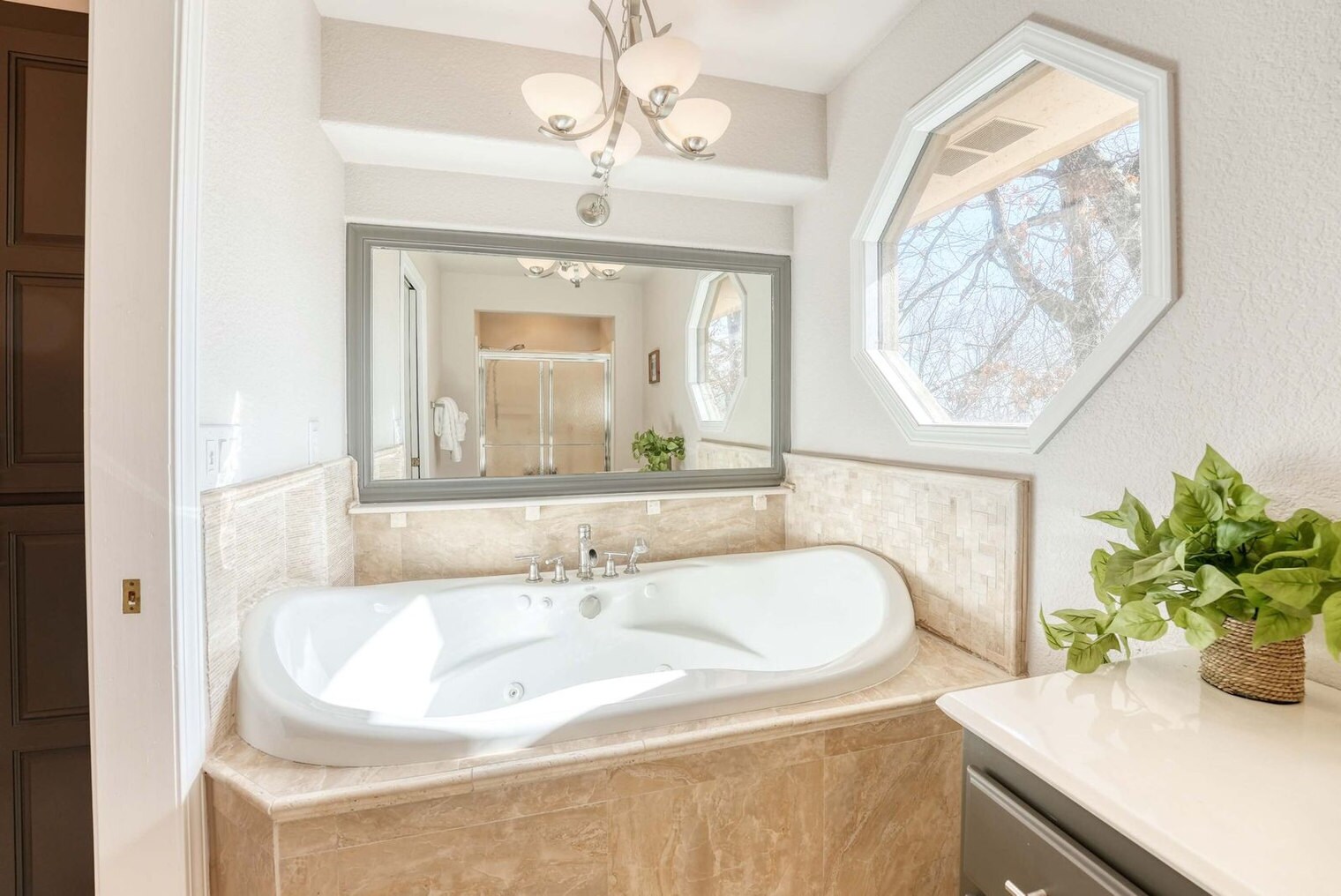 Building Photo - 15 Farnham Dr