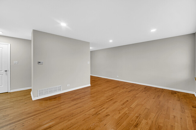 Building Photo - 2301 Knollwood Cir