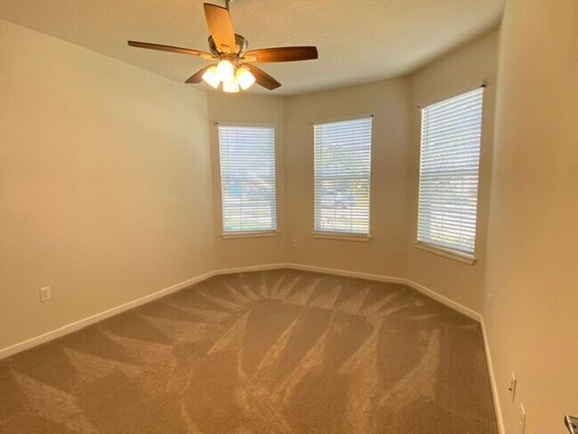 Building Photo - 4/2 Single family home