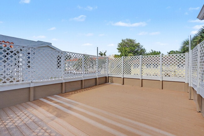 Building Photo - 240 Oleander Ave