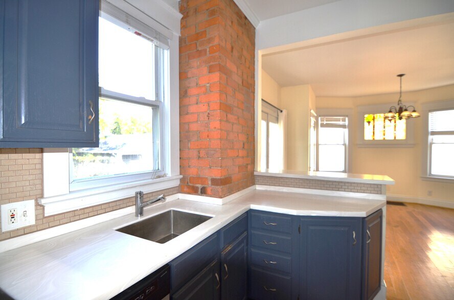 Building Photo - 2748 Markbreit Ave