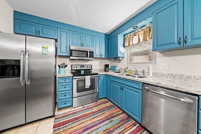 Building Photo - 2033 Lakeview Dr