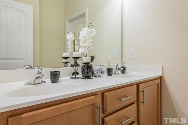 Building Photo - Gorgeous Town Home and Great Location