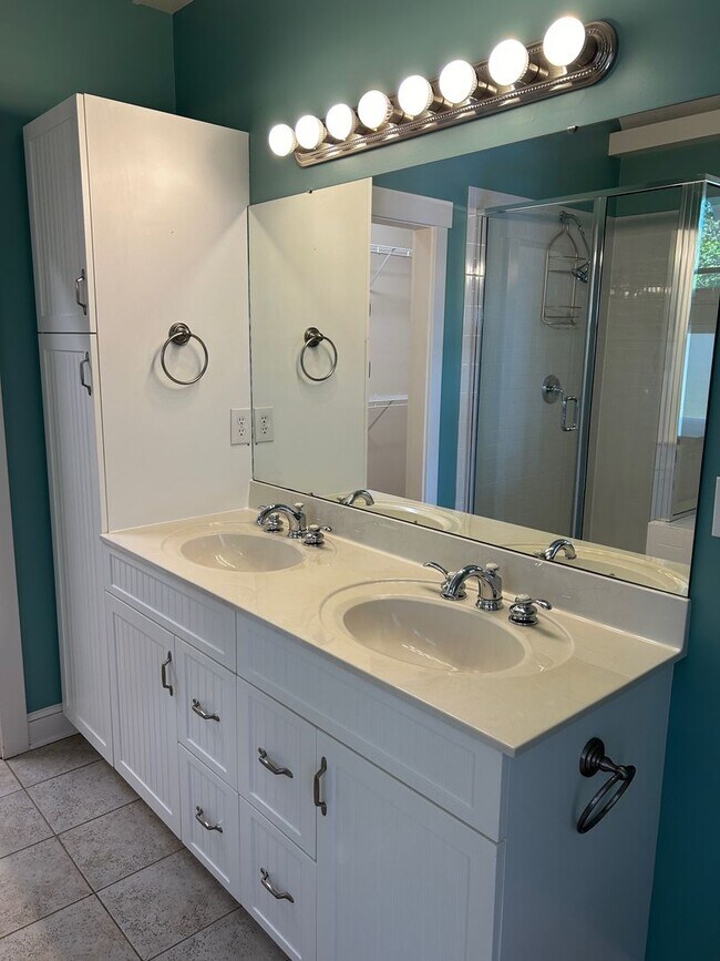 Building Photo - Central AVL - Custom Built, Made for Enter...