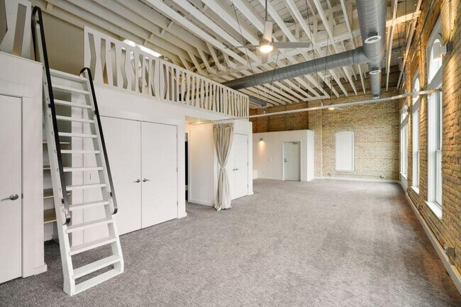 Building Photo - 109 26th St E