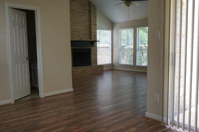 Building Photo - Enjoy this beautiful location on the 10th ...