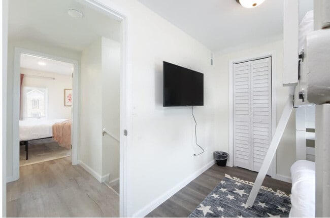 Building Photo - 415 Short St