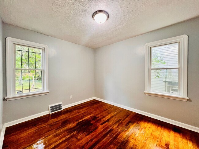 Building Photo - 8606 Rosewood Ave