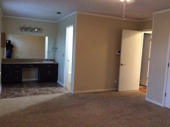 Building Photo - Single-Family Home: 3 bed, 2 bath