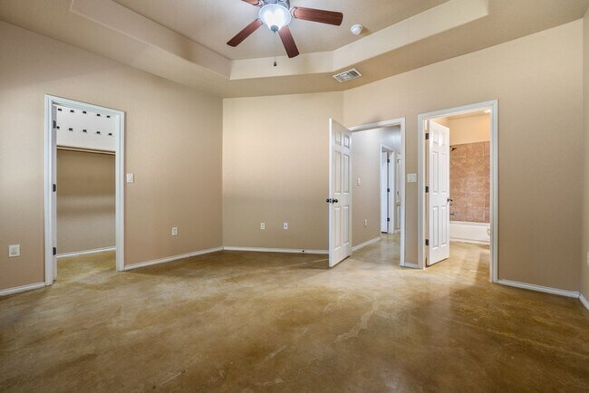 Building Photo - Nice 3 Bedroom Duplex located in New Braunfels!