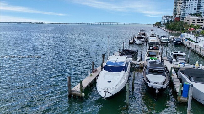 Building Photo - 825 Brickell Bay Dr