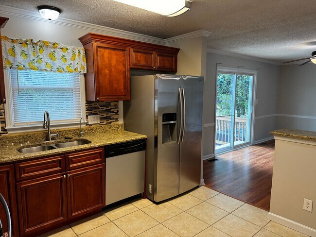 Building Photo - 4 Bedroom 2.5 Bath Home