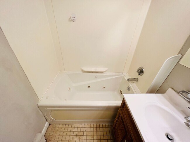 Building Photo - SUPERB Jones Hill location!
