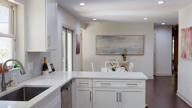 Building Photo - 1329 Mockingbird Ln