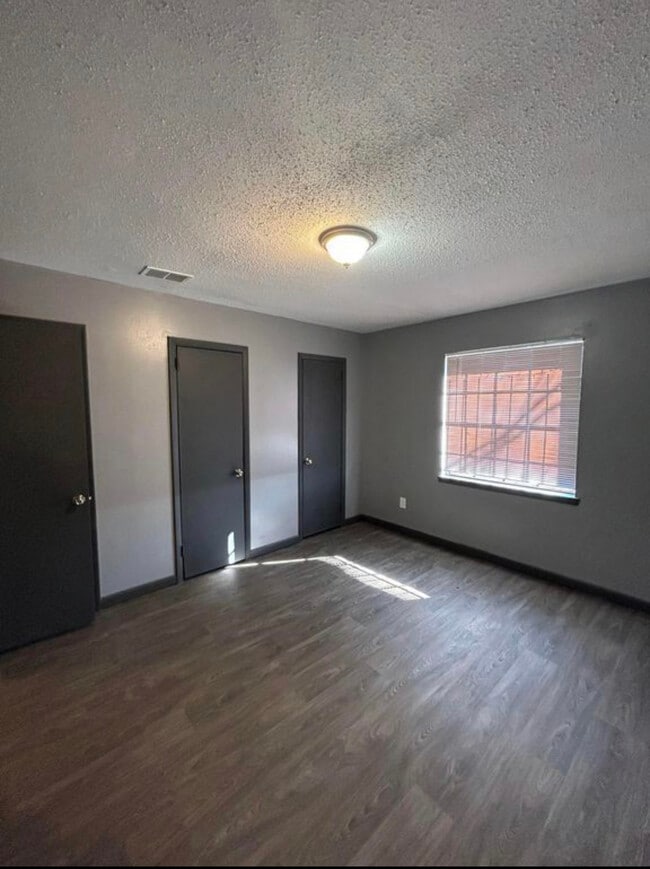 Building Photo - Crossplex Triplex