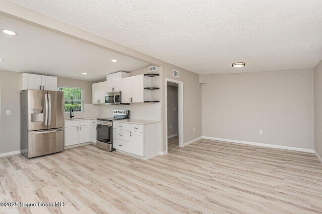 Building Photo - 2626 Sarno Rd