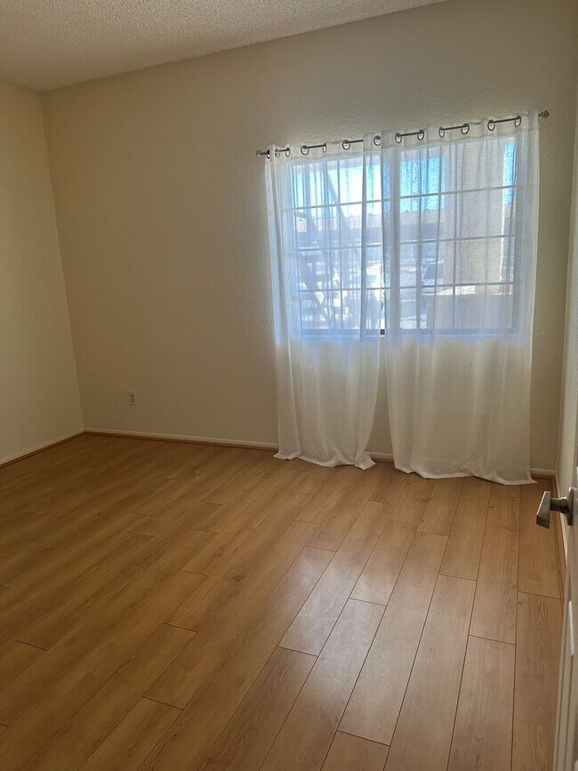 Building Photo - Spacious Remodeled 2 Bed/2Bath Condo!