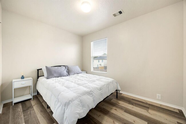 Building Photo - 814 Eagles Glide Dr