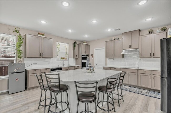 Building Photo - 520 Ayinger Ln