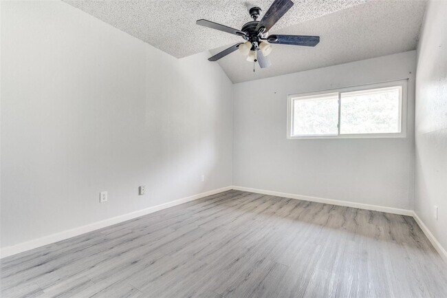 Building Photo - 4 Oakbrook Dr