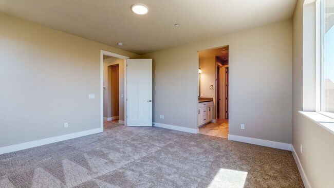 Building Photo - Bright and beautiful Home in Coffey Park! ...