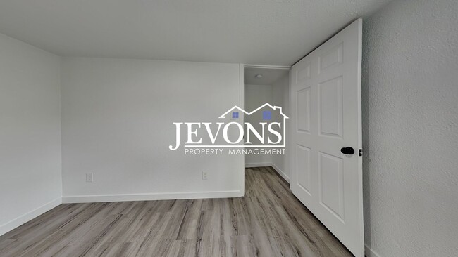 Building Photo - 630 N Skyline Dr