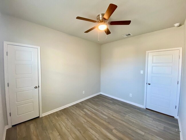 Building Photo - Luxury Townhouse in Cibolo