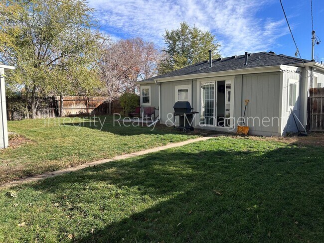 Building Photo - 901 S Alcott St