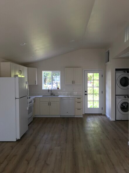 Building Photo - 224 NE Jefferson St