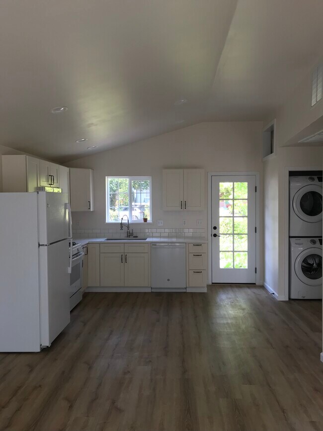 Building Photo - 224 NE Jefferson St