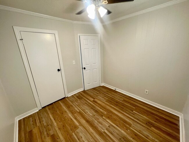 Building Photo - 2 Bed, 1 Bath Available NOW in Brandon!