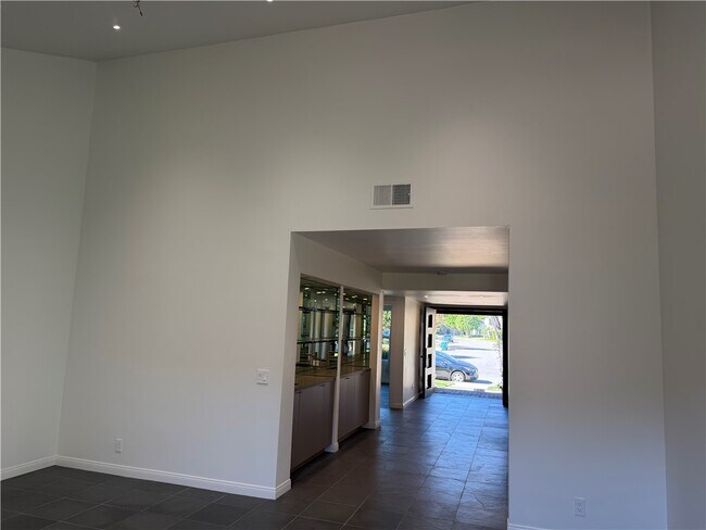 Building Photo - 15999 Via De Las Palmas